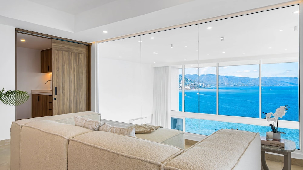 Beachfront Luxury 4BR Penthouse With Incredible Ocean Views