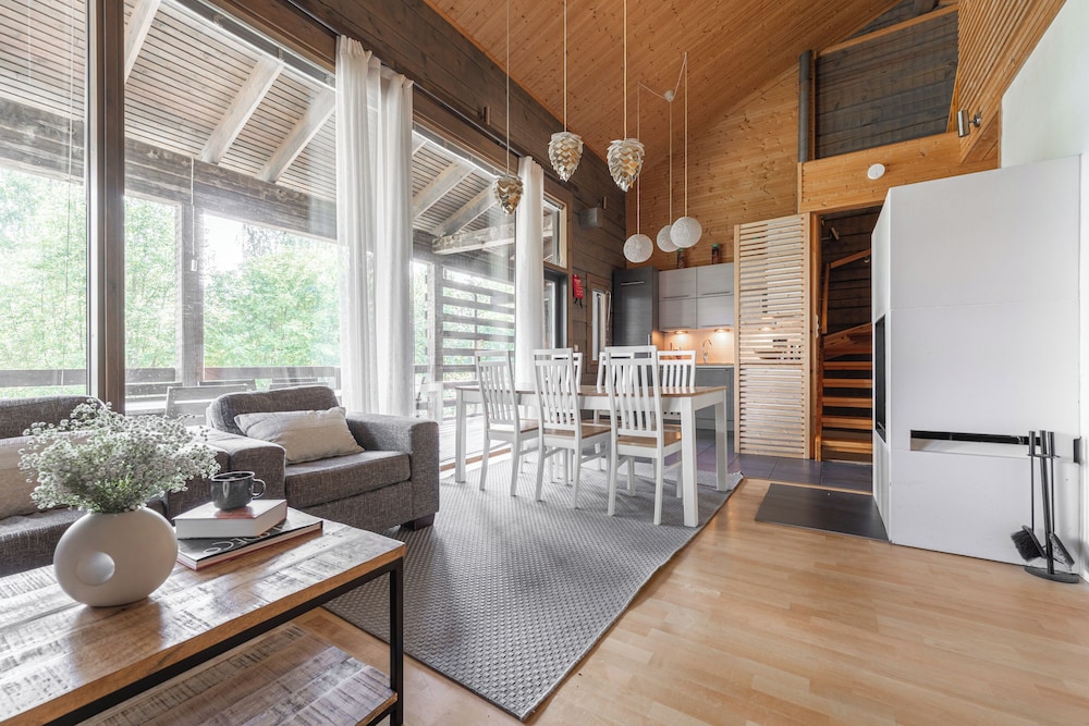 Scenic Lakeside Cabin in Tahko - Hot Tub