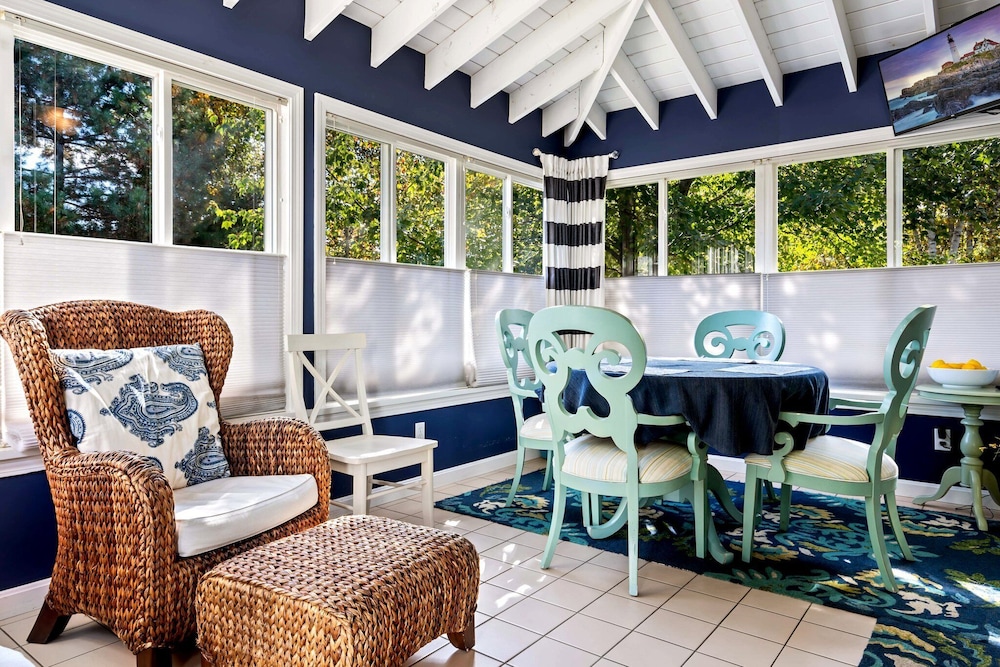 Captains Cottage Sleeps 6!