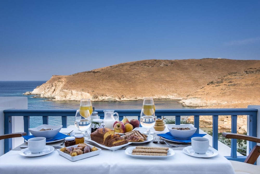 Inviting 8-bed Villa in Ermoupoli - Villa Blueros view 4