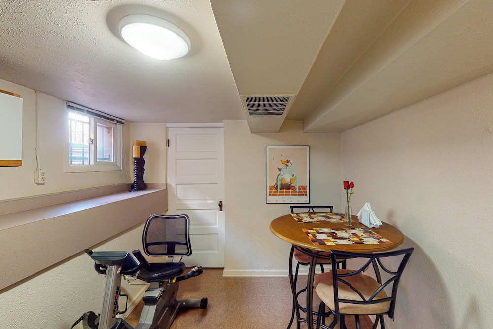 Elati Guesthouse: Walkable Home in Arts District
