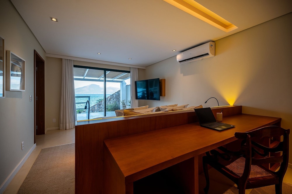 Angra - Mombaça | Mansão Espetacular Beira-Mar, 7 Suites - por Casapē Rio