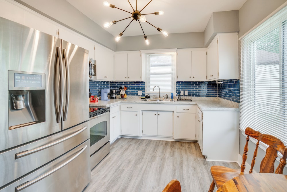 7 Mi to Historic Third Ward: Home in Lincoln Park!