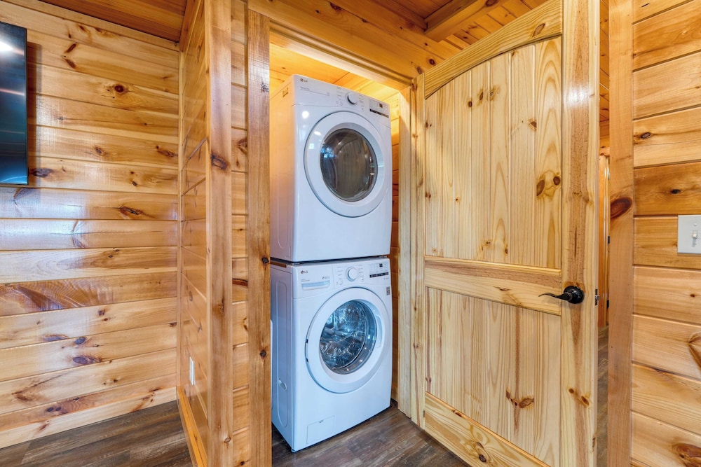 Evergreen Echo by Avantstay Cabin w/ Mountain Views, Theater, Game Room, and Hot Tub