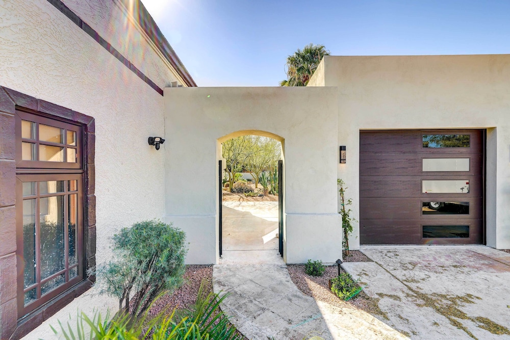 Paradise Valley Abode: Pool, Near Downtown Phoenix