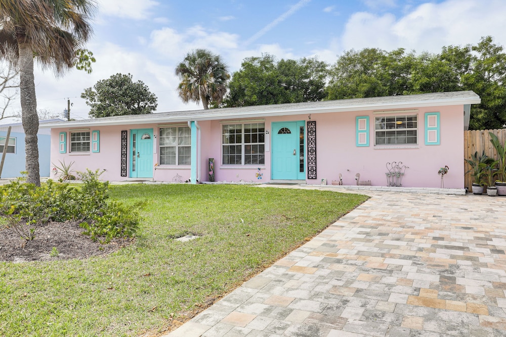 4 Mi to Beaches: Vibrant Stuart Villa w/ Patio!