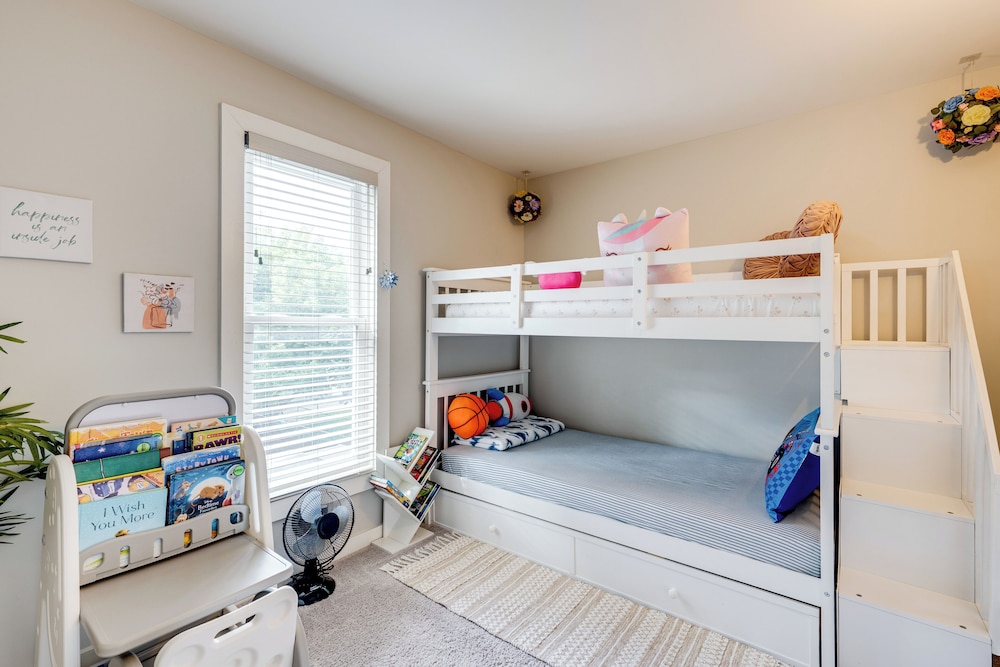 1 Mi to Dtwn Elgin: Dutch Colonial w/ Lovely Patio