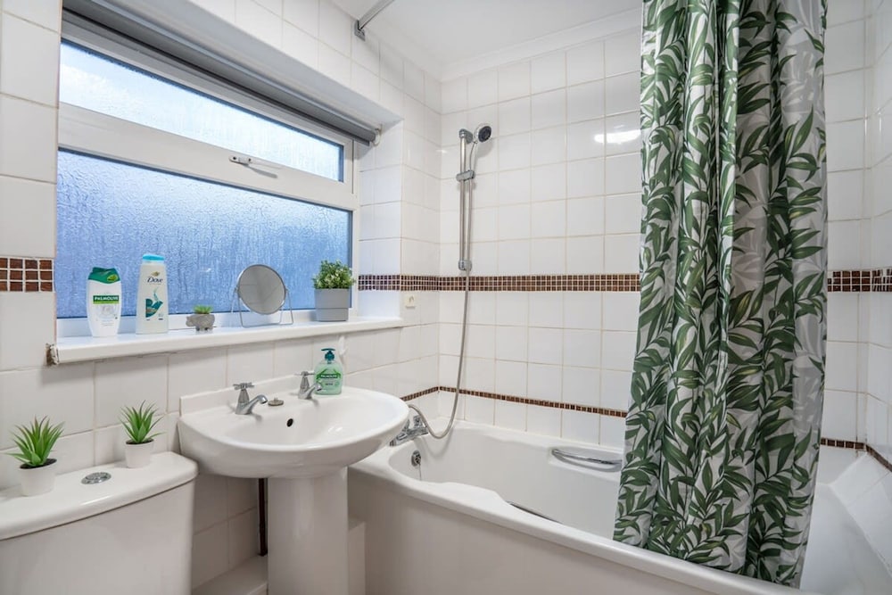 3 Bed-free Parking-close to City