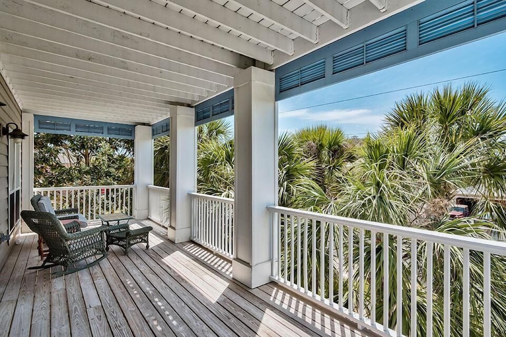 Peaceful Pelican 6 Bedroom Holiday Home by Five Star Properties