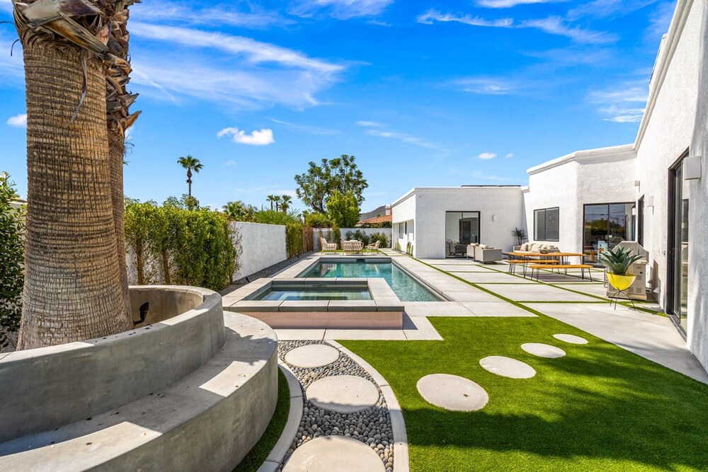 The Lighthouse- Monthly 4 bd 4 bth Pool Spa