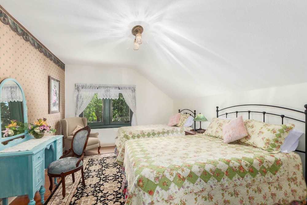 Walk to Dtwn: Historic Prescott Home w/ Yard! view 5