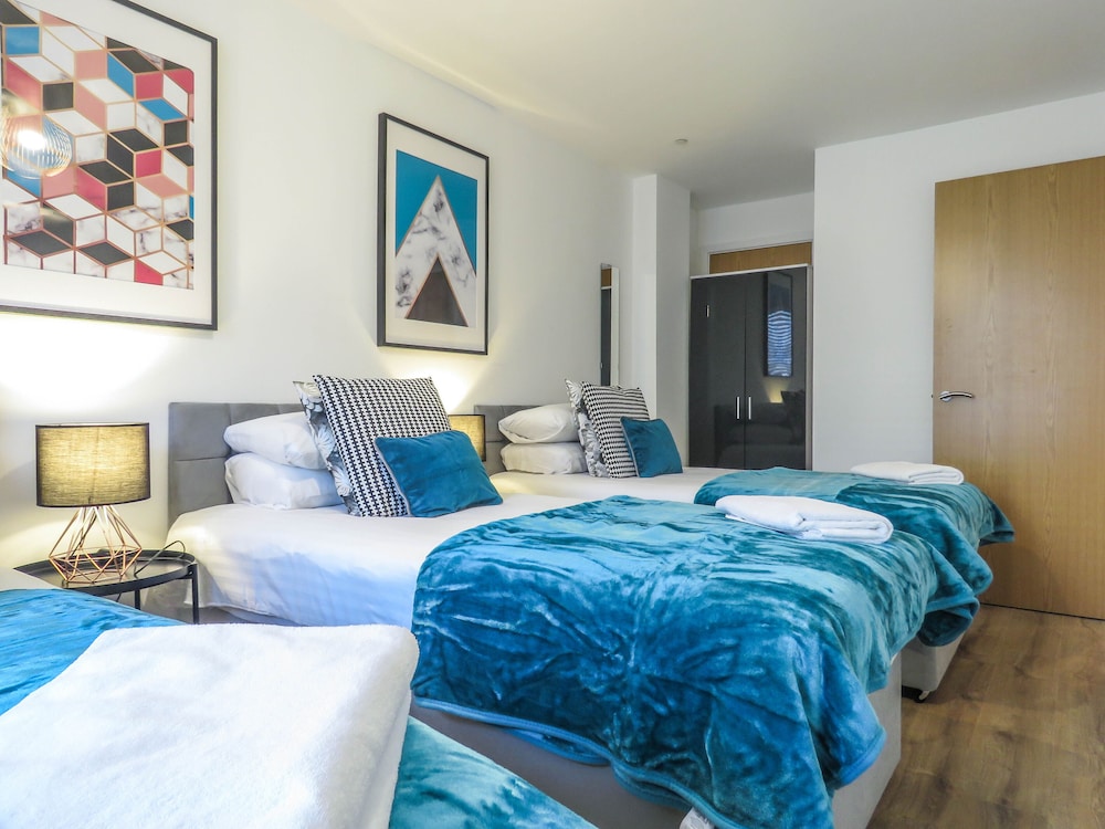 Tudors eSuites Birmingham Canalside Apartments view 3
