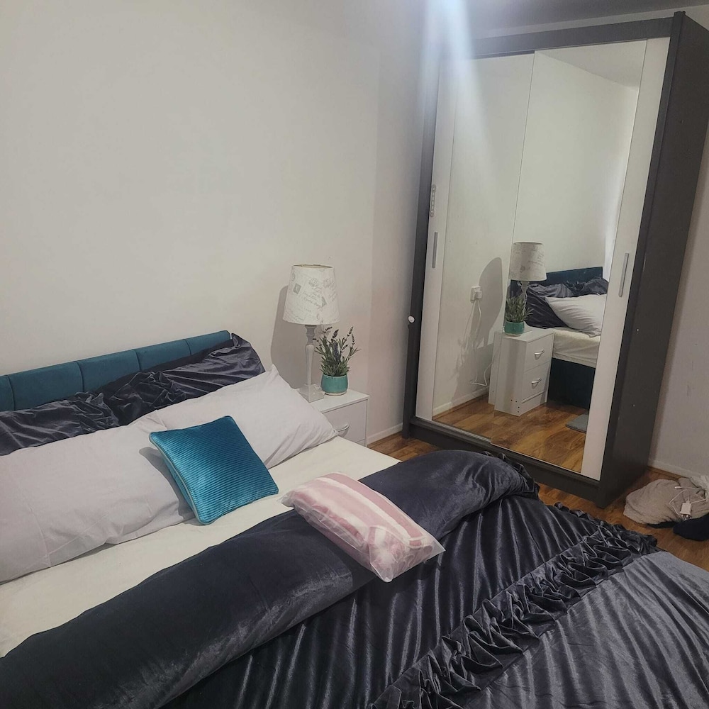 Exquisite 3-bed Royal Pearl Home in Greater London