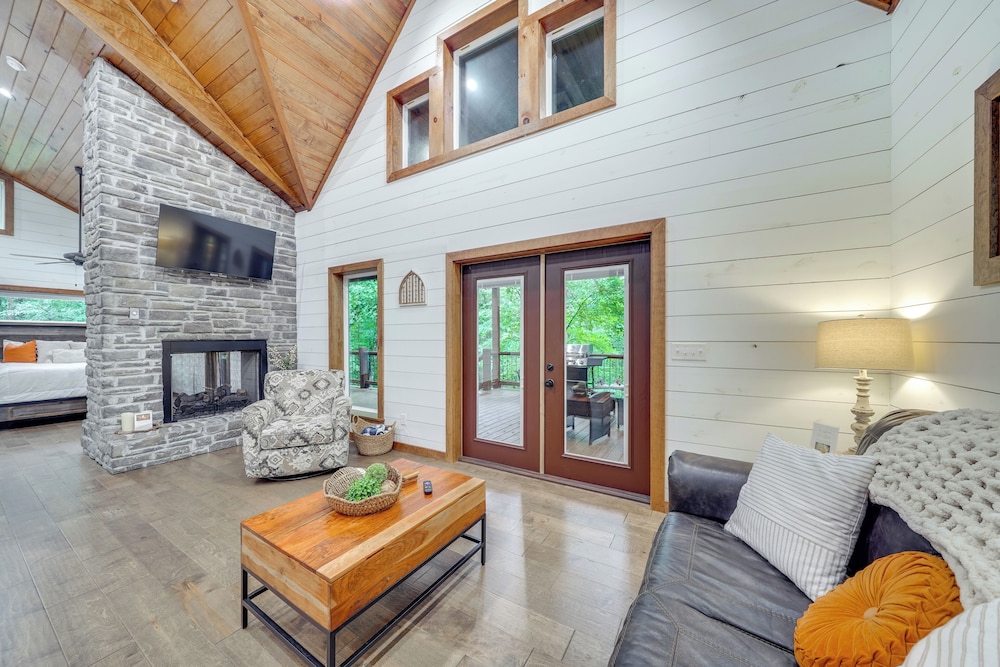 Fire Pit & Hot Tub: Couples Retreat in Broken Bow