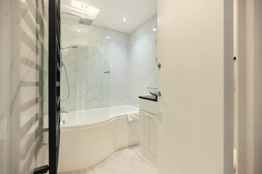 The Kingswood Place - Modern 2bdr With Terrace