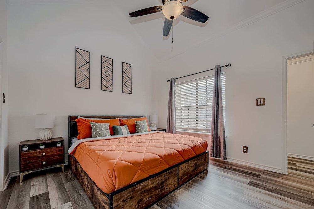 Upscale 1BR Condo in Med Center