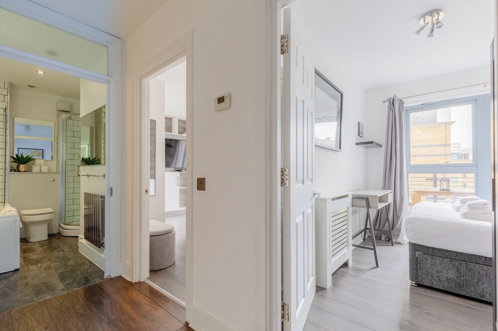 Bright 2 Bedroom Flat in Lambeth With Balcony