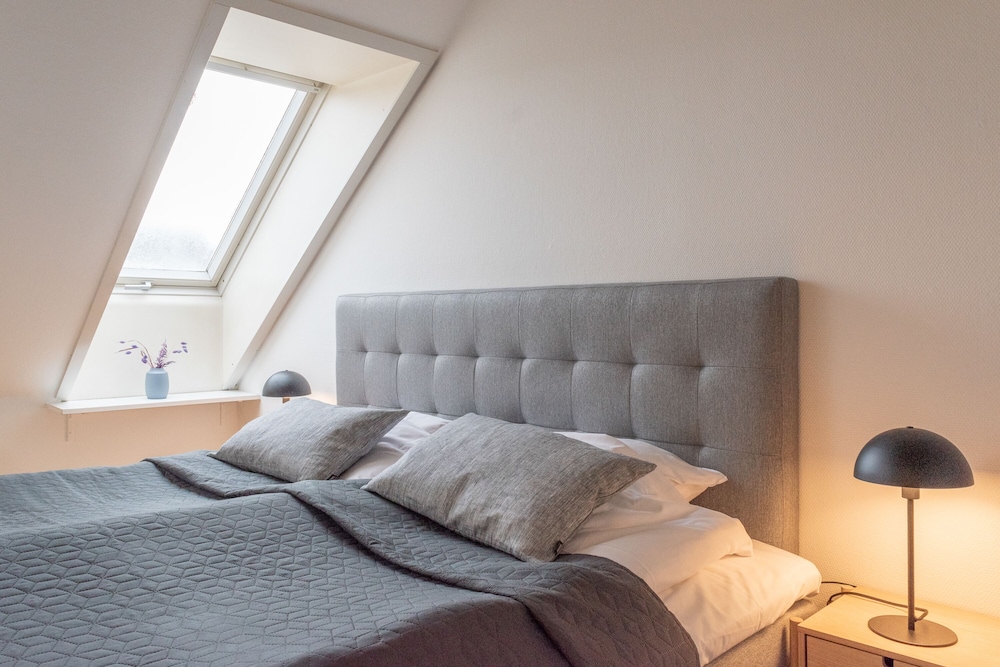 Sanders Boulevard - Cute 2-bdr Apt By the Canal view 3