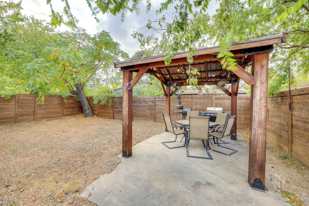 ~ 2 Mi to Dtwn San Antonio: Comfy Home w/ Yard!