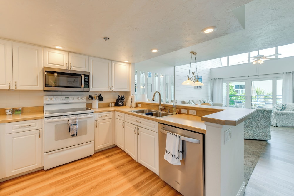 Beachfront Condo w/ Balcony on Manasota Key