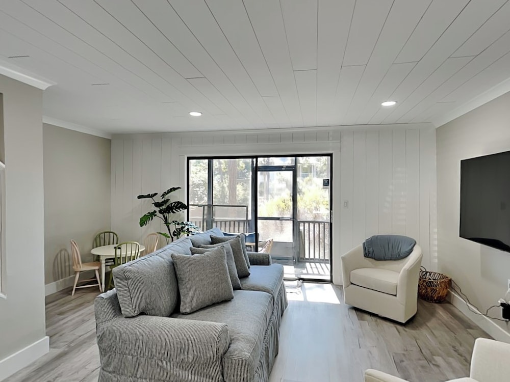 Easy on Eastern Lake by Southern Vacation Rentals