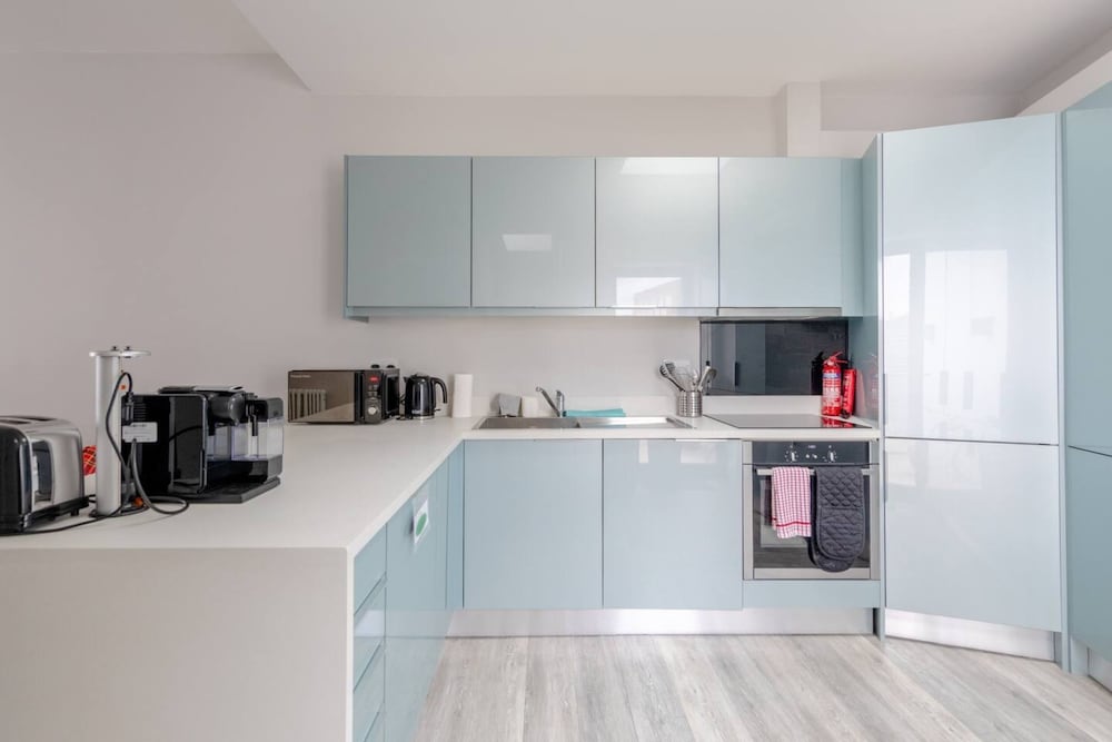 Chic & Spacious 2BD Flat -2 Mins to Baron's Court