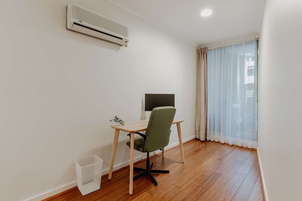 Central 2-bed With Gym and Parking