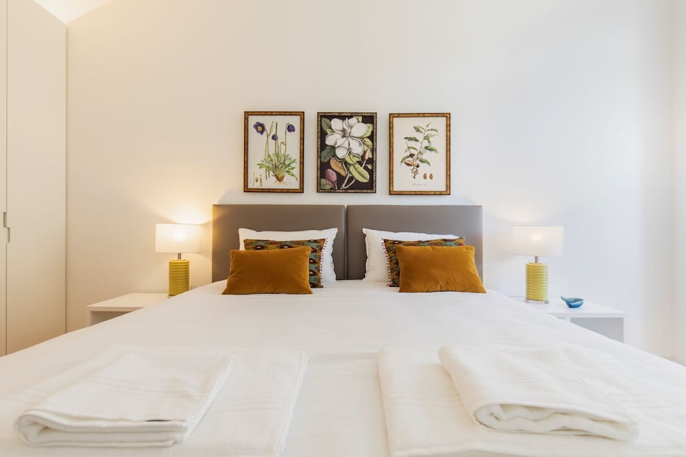 Trendy & Classic 2 Bedroom Apartment view 4