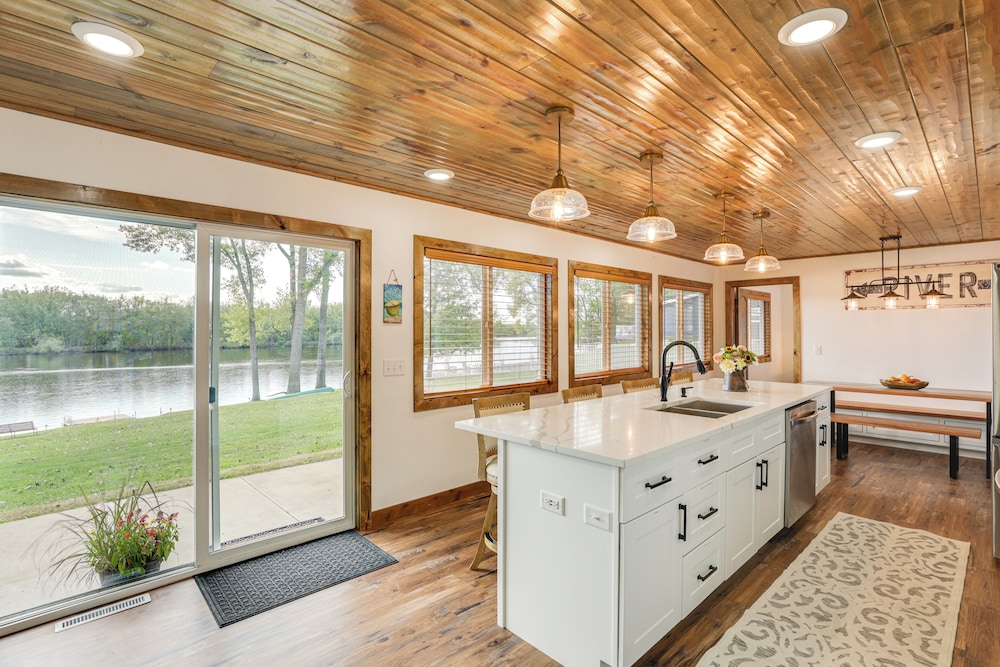 Riverfront Home w/ Private Dock in Wisconsin Dells