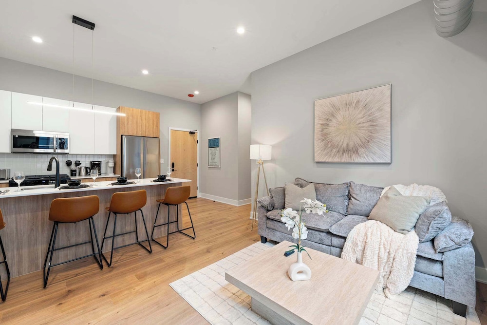 Edgewater Modern 2BR Steps to Lake City Views