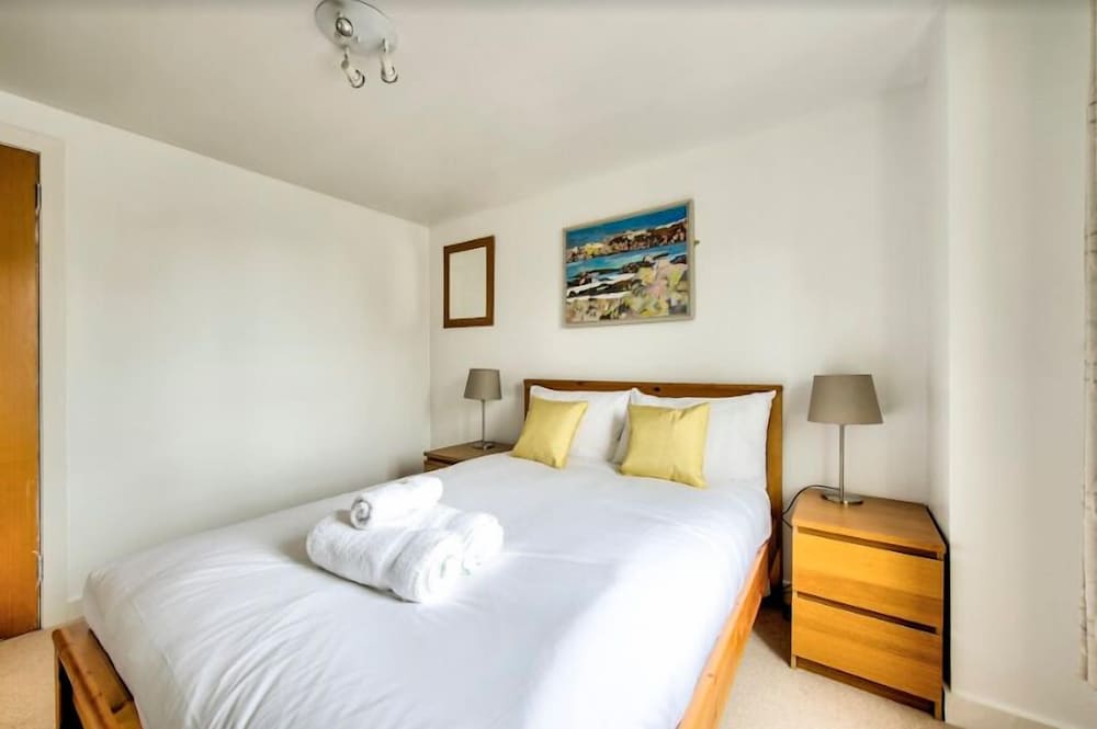 JOIVY Modern Scottish Apt. Next to Royal Mile w/ Parking view 4
