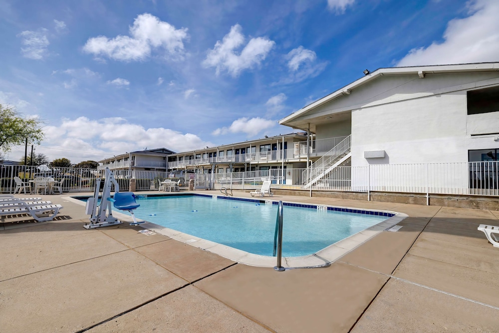 Motel 6 Denton, TX - UNT