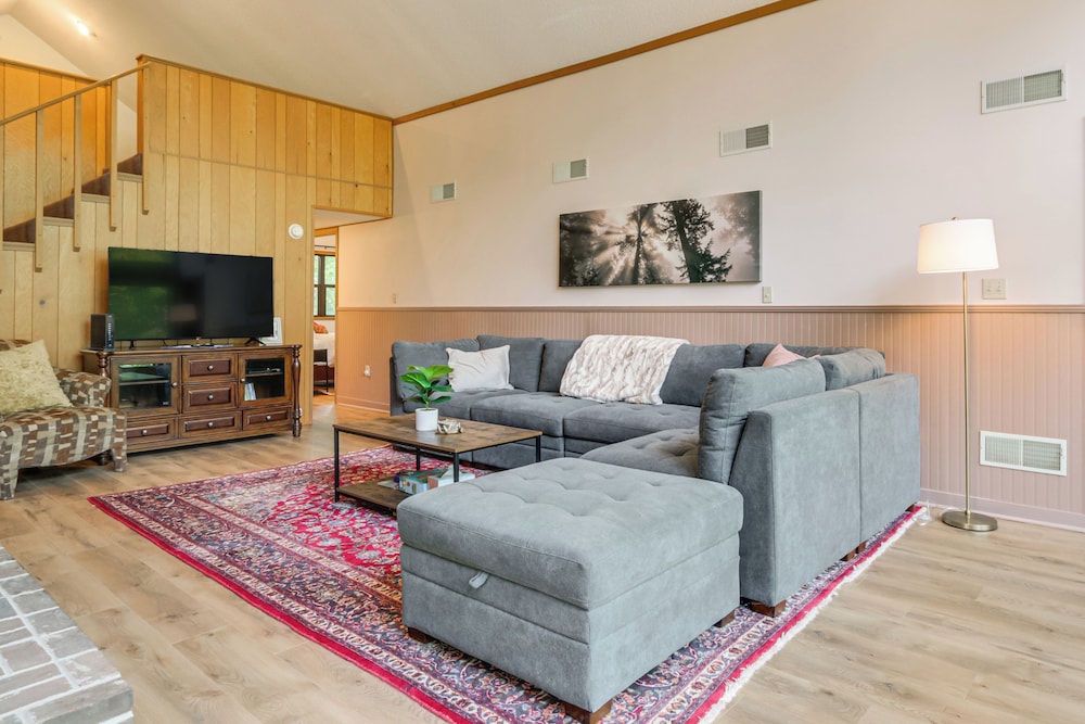 Pool Access: Peaceful Cabin in The Woods Resort!