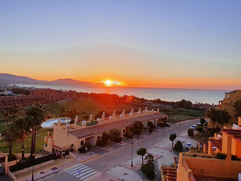 3 Bed Penthouse - Sleeps 8 - Pool - Sea View