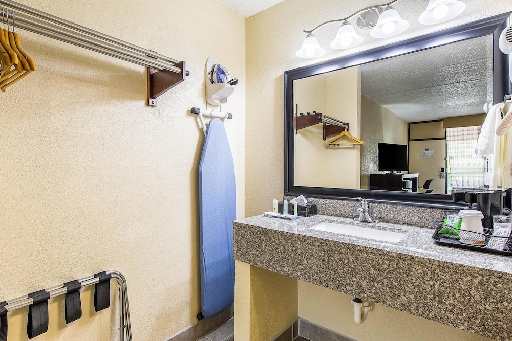 Quality Inn - Property Image 2