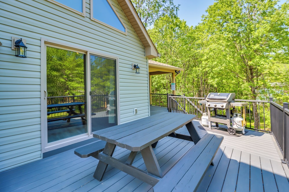 Hot Tub & Community Beach: Albrightsville Home!