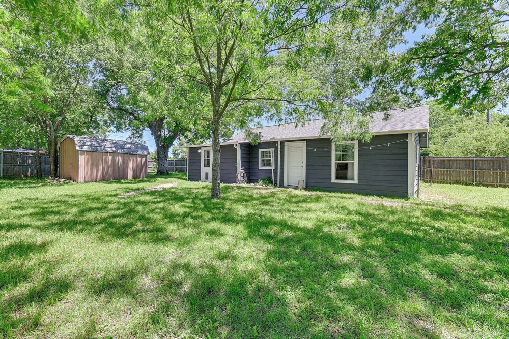 Pet-friendly Home w/ 1-acre Yard in Aubrey