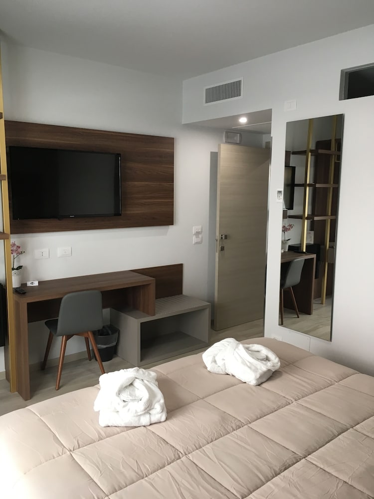 8 Room Hotel