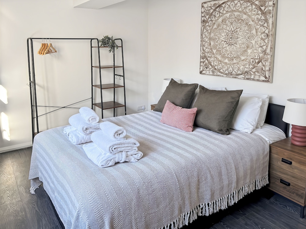 Cozy Hideaway With Hot Tub & Sauna Sleeps 7