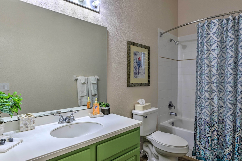 Vibrant Condo w/ Pool Access: 11 Mi to Disney