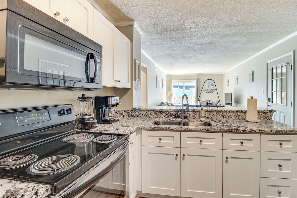 Walk to Ocean: North Topsail Beach Gem w/ Balcony!