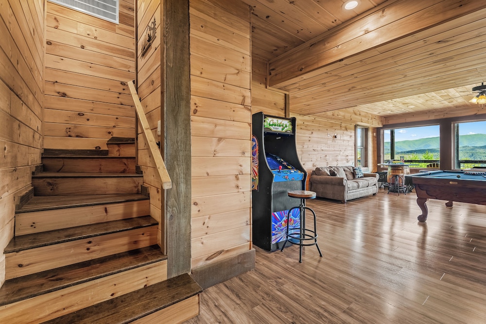 Amazing View Cabin w Gameroom Hot Tub Fire Pit