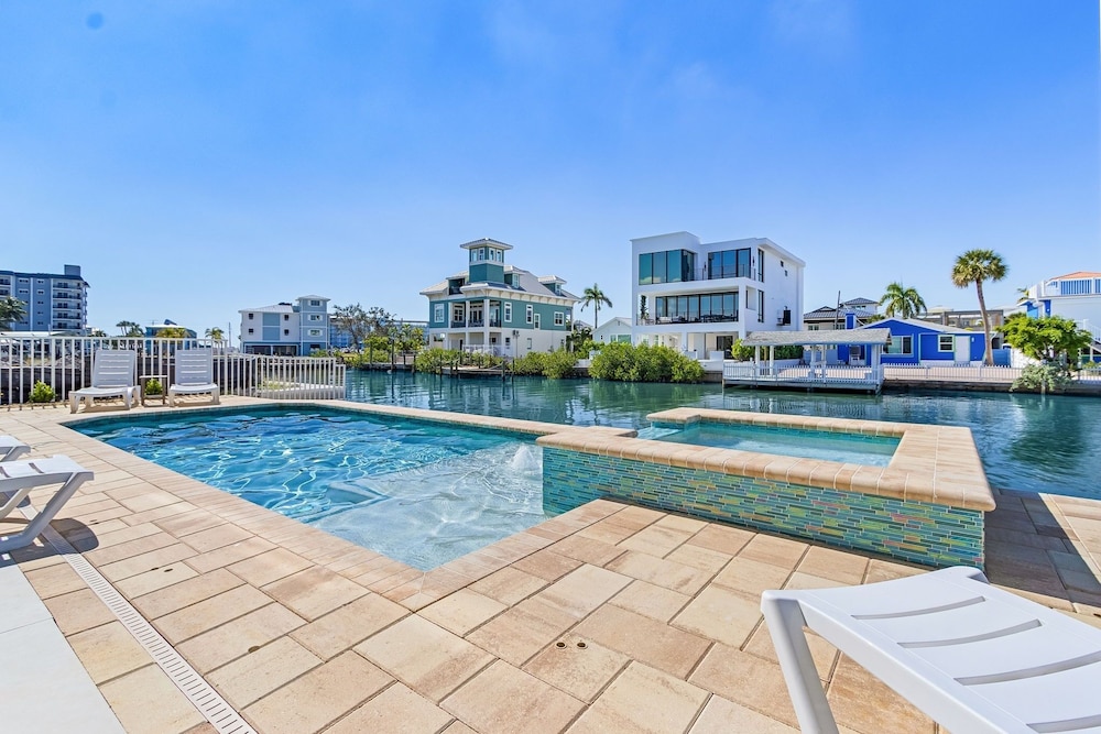 261/265 Canal Estates: 12br, Pools & Spas, Water Views 11 Bedroom Home