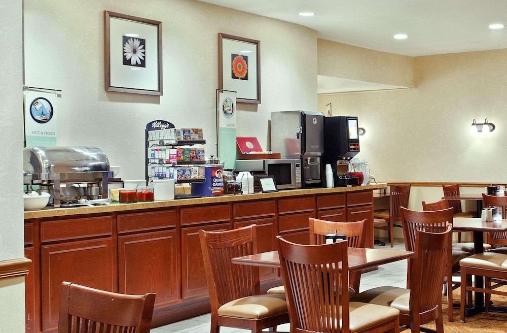 Decatur Vacations - Country Inn  Suites by Radisson, Decatur, IL - Property Image 9