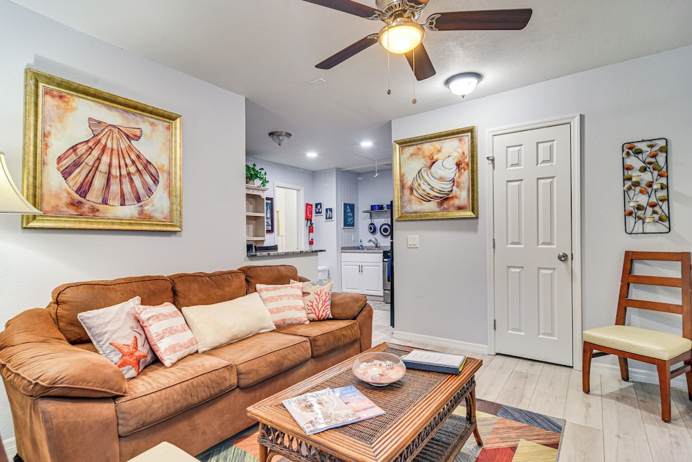 1 Mi to Downtown: Clearwater Apt w/ Private Patio!