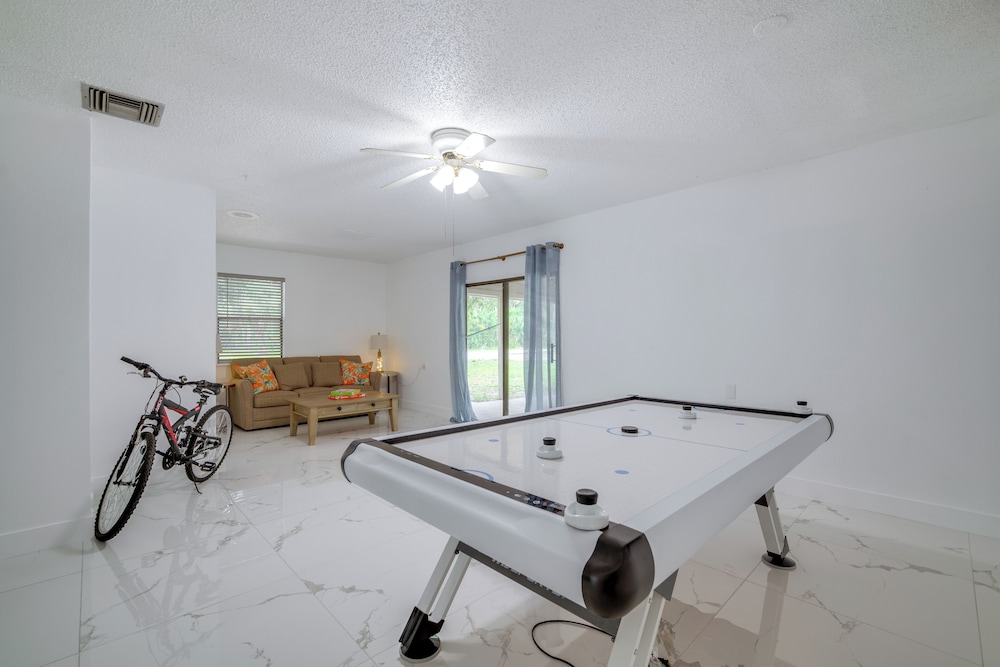 Swim, Hike & Kayak: Crystal River Retreat w/ Yard!