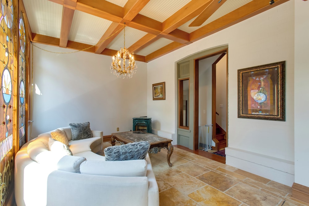 Victorian-style Cheesman Park Apt - 2 Mi to Dtwn