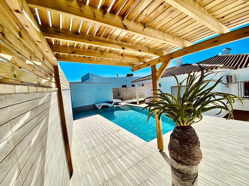 Chalet cerca al pueblo con piscina