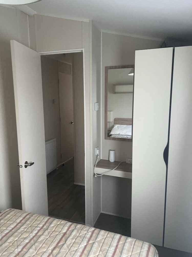 3 Bed Caravan - Sleeps 6 - Pets - 5 min to Beach