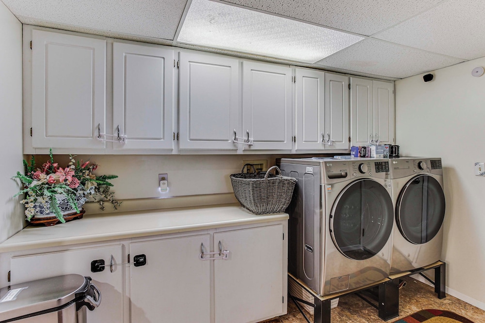Lower-level Apt w/ Hot Tub & Sauna in Graham!